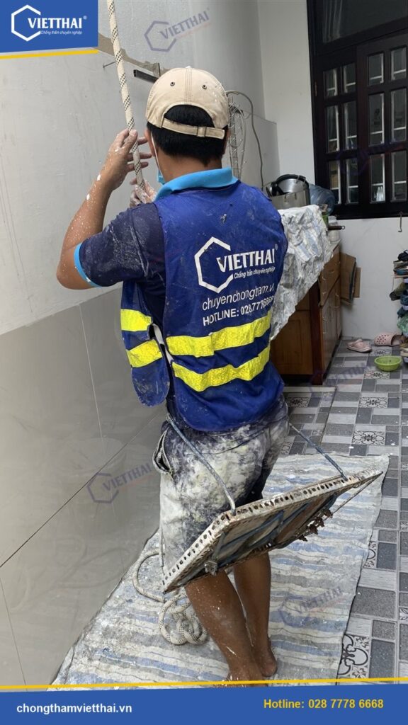 Chống thấm tường ngoài nhà ông Nguyễn Trung Hiếu Chợ Làng bằng Neoroof